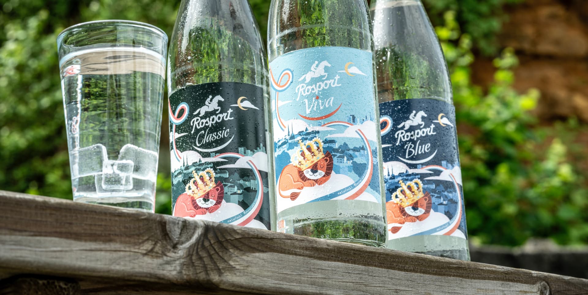 À l’occasion de la fête nationale, Sources Rosport présente sa 4e édition limitée de bouteilles en verre consigné. Une collaboration avec l’illustratrice luxembourgeoise, Cindy Hergaux.